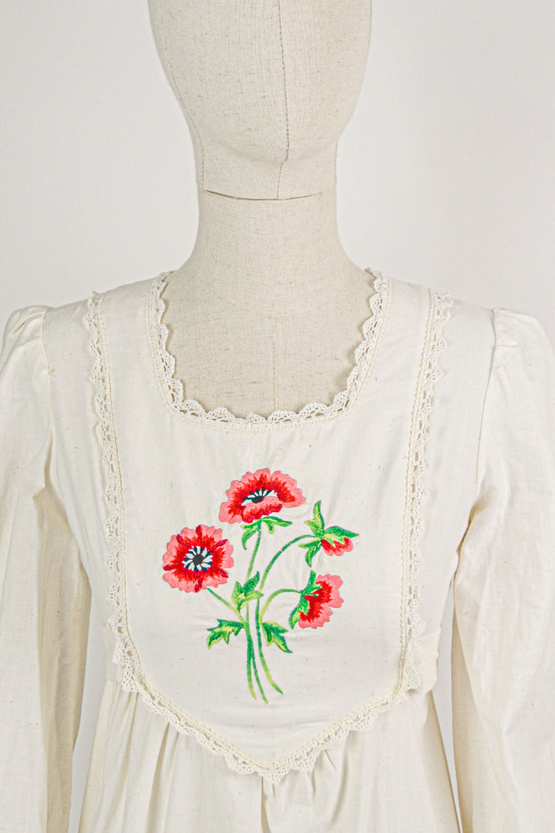 A BUNCH OF POPPIES - 1970s Vintage Poppies Embroidery Cotton Prairies Dress - Size XS
