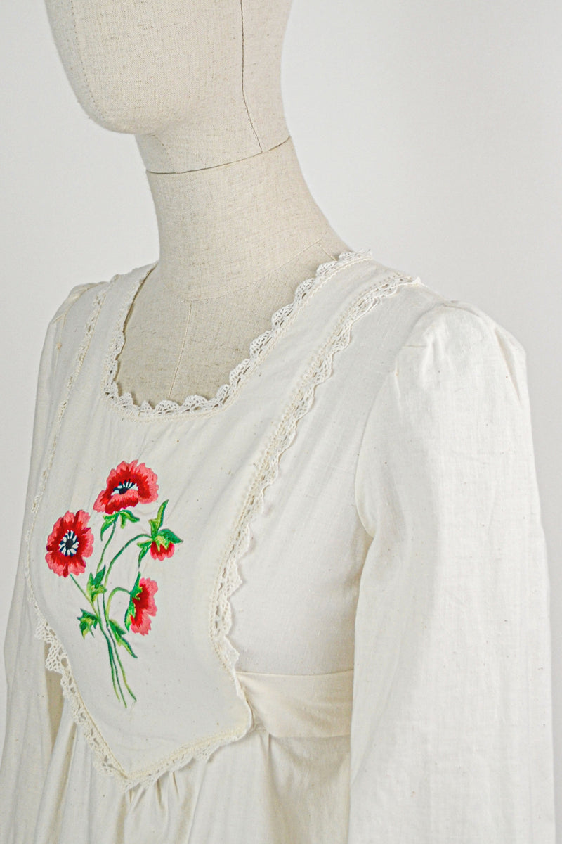 A BUNCH OF POPPIES - 1970s Vintage Poppies Embroidery Cotton Prairies Dress - Size XS