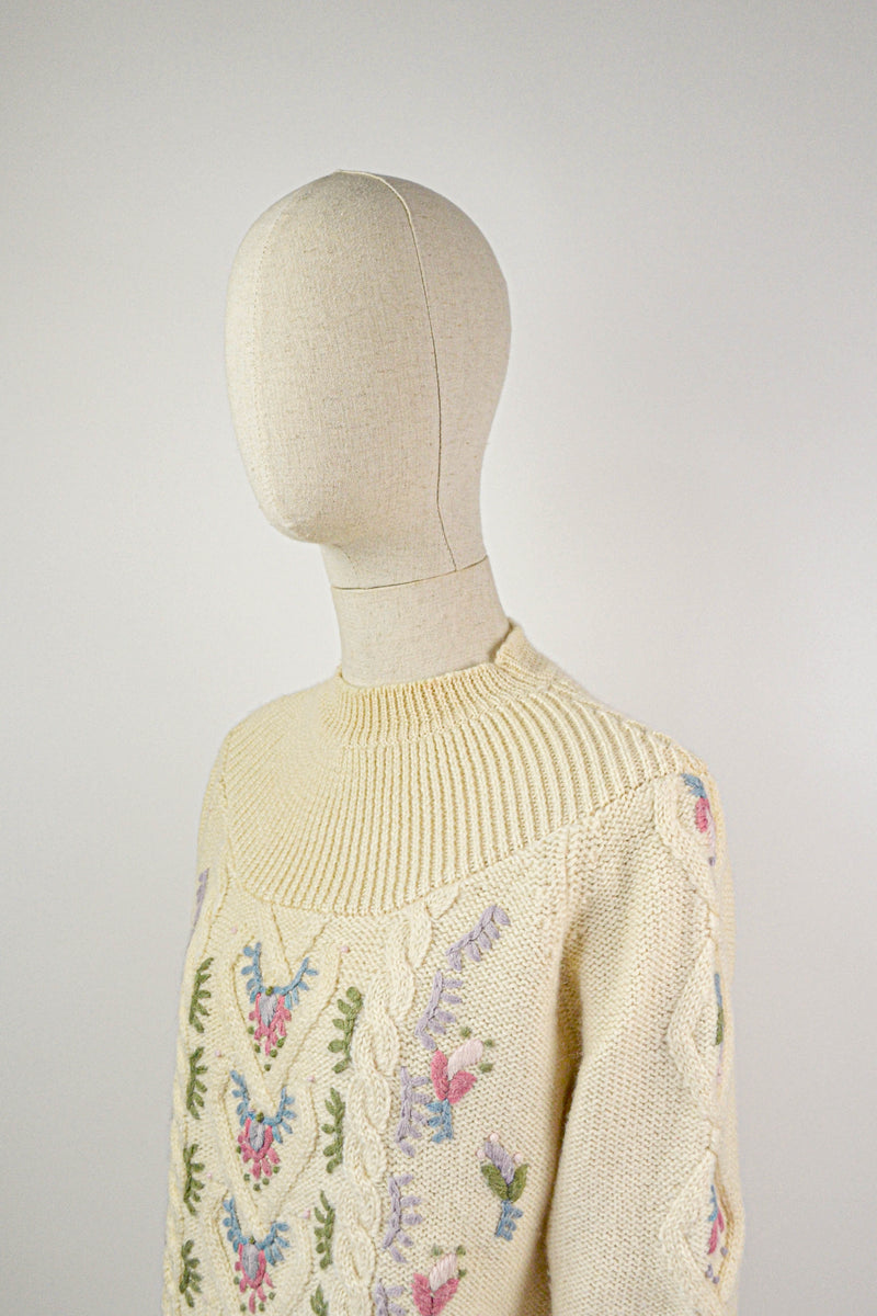 COUNTRY ROMANCE - 1980s Vintage Wool embroidered Jumper - Size S/M