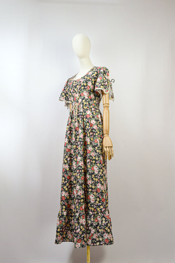 DUSKY PETALS - 1970s Vintage Richard Shops Dark Floral Prairie Dress - Size XS/S