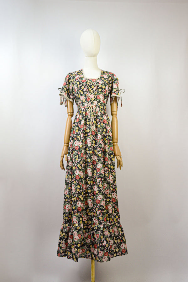 DUSKY PETALS - 1970s Vintage Richard Shops Dark Floral Prairie Dress - Size XS/S