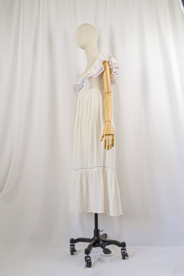 LAVENDER BLUSH - 1970s Vintage Cheesecloth Cotton Embriedered Dress - Size S/M