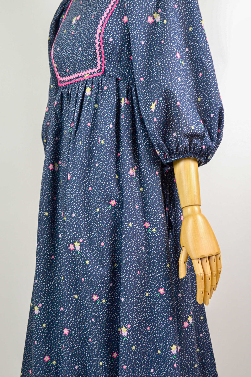 PETALS AT DAWN - 1970s Vintage Vera Mont Navy Floral Prairie Dress - Size S/M