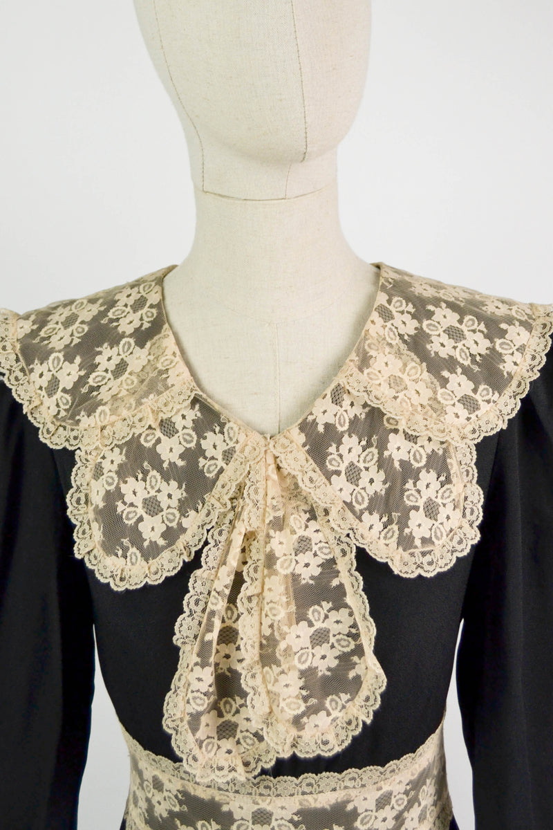 SENTIMENTS - 1970s Vintage Lace Collar Black Dress - Size M