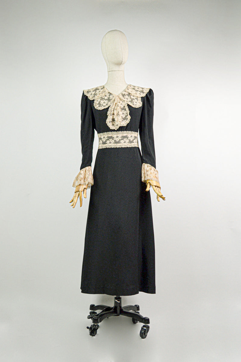 SENTIMENTS - 1970s Vintage Lace Collar Black Dress - Size M