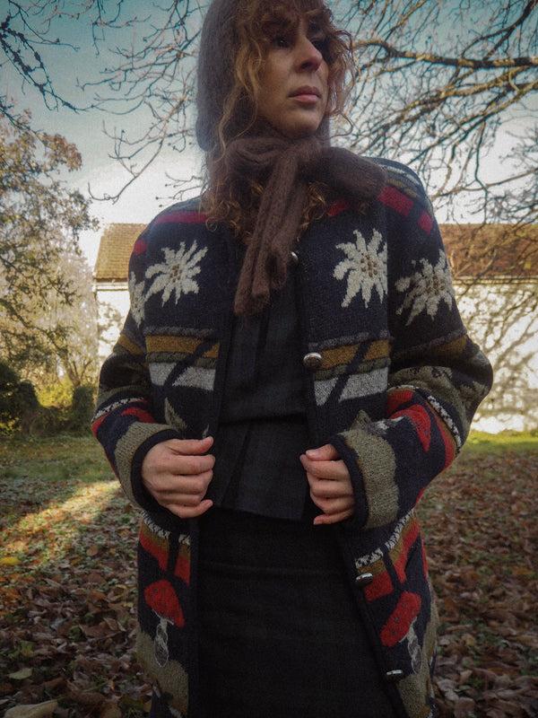 FOREST  - 1980s Vintage Austrian hand-knit cardigan with a lovely nature scene - Size M/L