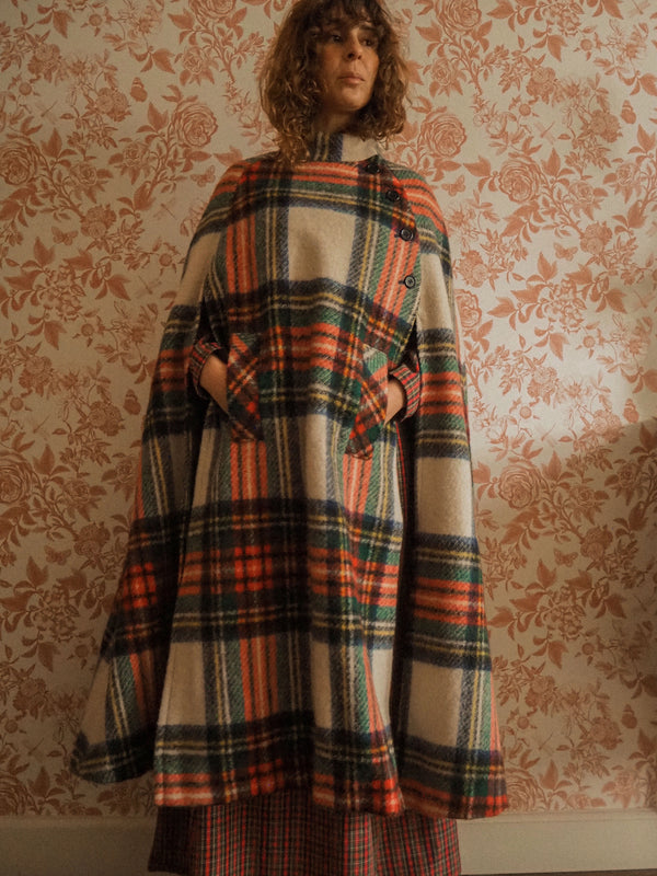 TARTAN TALES - 1970s Vintage Ború by Jimmy Hourihan Tartan Cape - Free Size