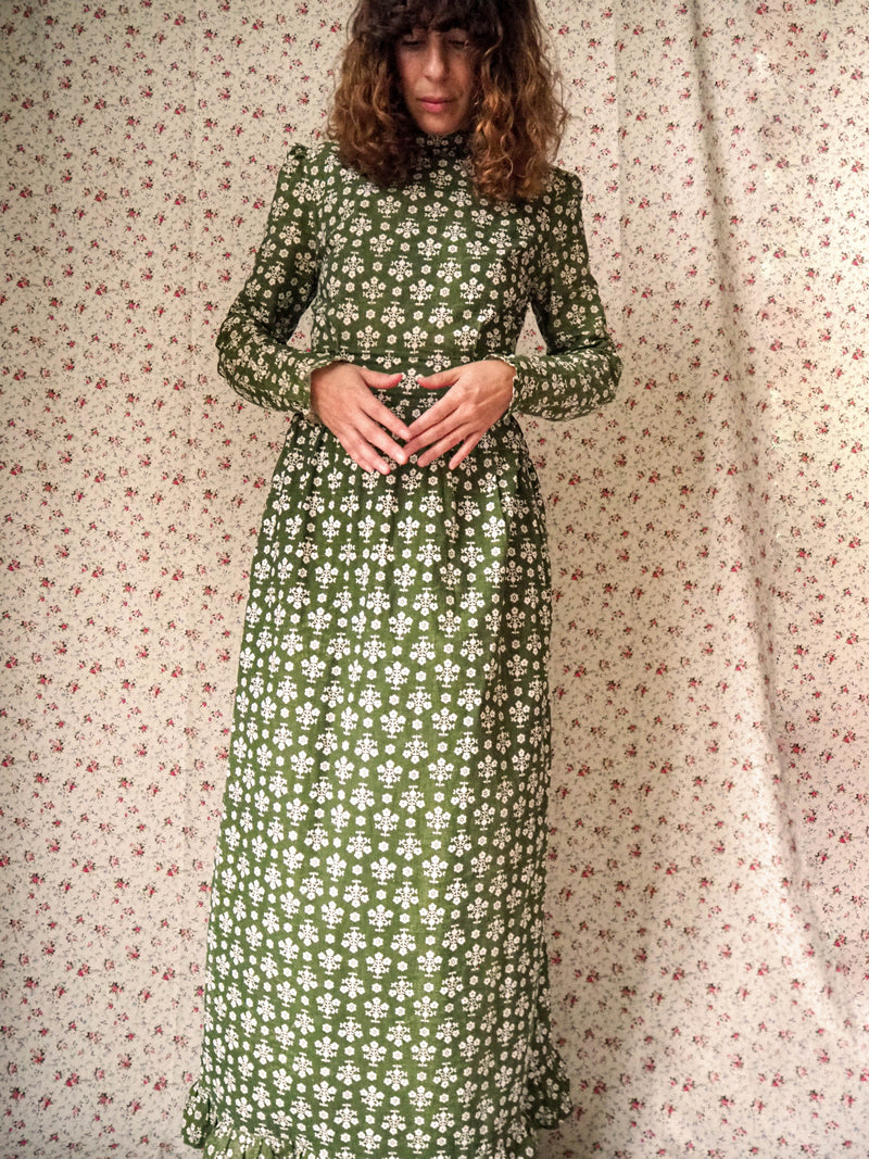 VERDANT PETALS - 1970s Vintage Angela Gore Green Floral Prairie Dress - Size S