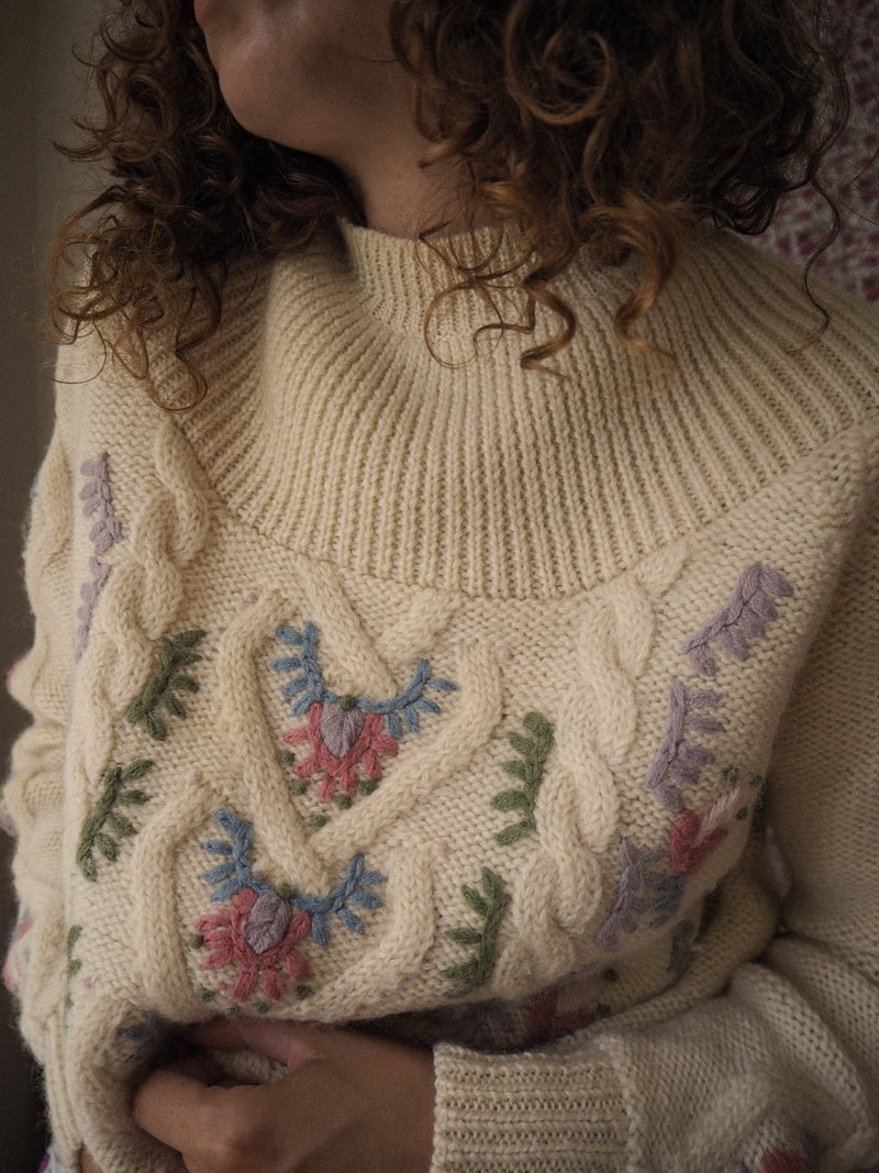 COUNTRY ROMANCE - 1980s Vintage Wool embroidered Jumper - Size S/M