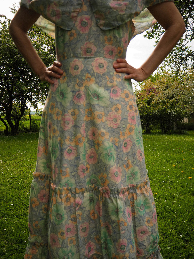 FLOWERS IN SPRING - 1970s Vintage floral cotton prairie dress- Size M