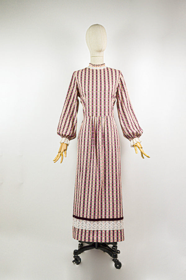 BY THE LAKE - 1970s Vintage Floral Wallpaper Floral Cotton Prairie Dress - Size M/L