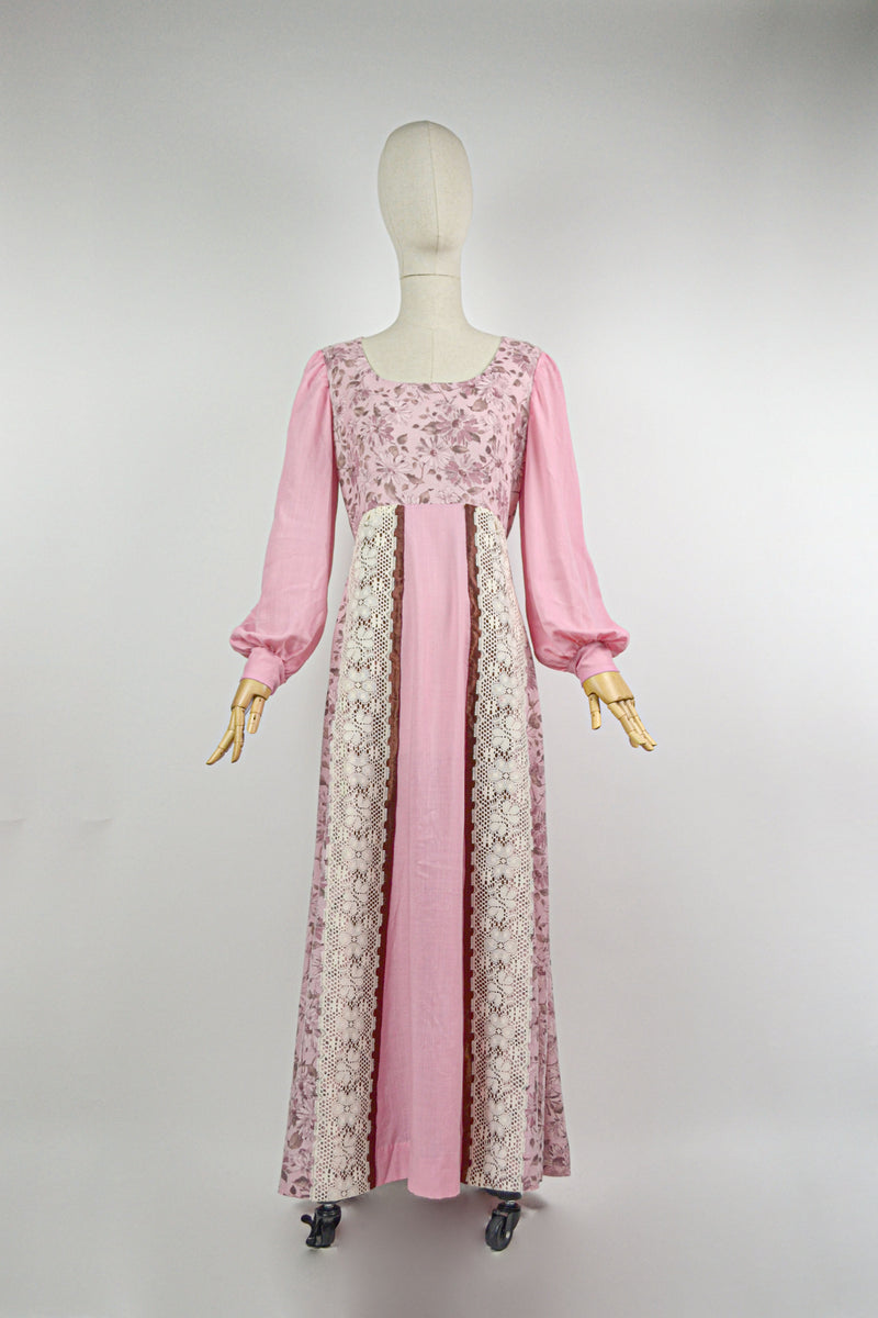 PINK DAISIES - 1970s Vintage Pink Floral Prairie Dress. - Size S/M