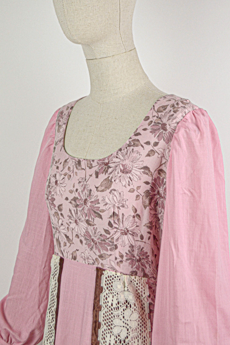 PINK DAISIES - 1970s Vintage Pink Floral Prairie Dress. - Size S/M