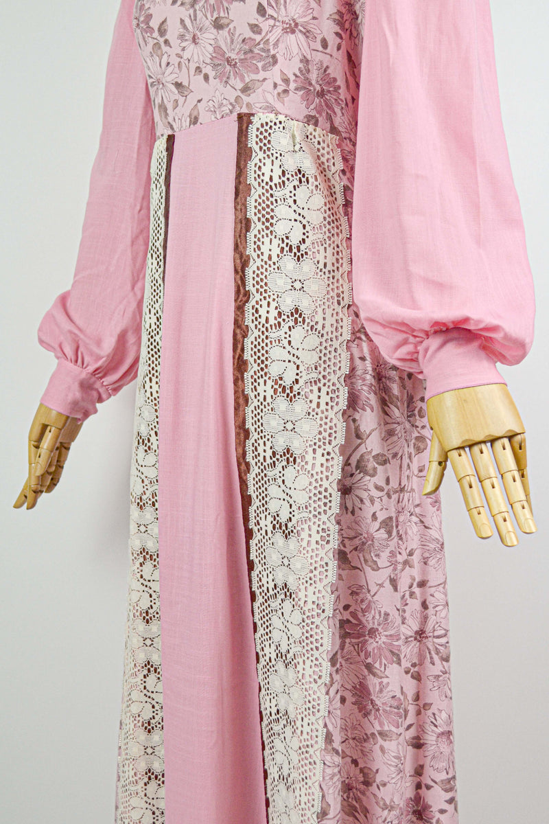 PINK DAISIES - 1970s Vintage Pink Floral Prairie Dress. - Size S/M